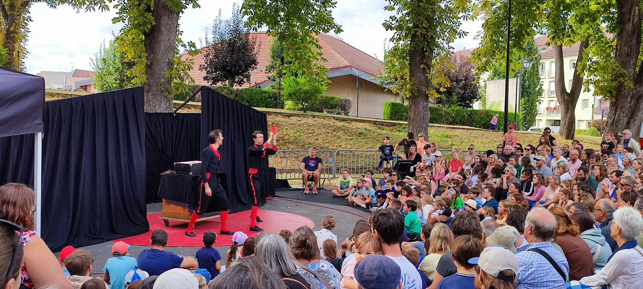 Les Demented Brothers en spectacle de rue, en plein air, devant un large public assis